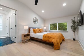 4 bedrooms, desk, iron/ironing board, travel cot