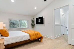 4 chambres, bureau, fer et planche à repasser, lit parapluie