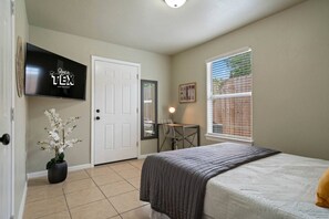 2 Schlafzimmer, Schreibtisch, Bügeleisen/Bügelbrett, Reisekinderbett