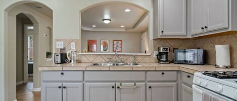 Microondas, horno, placa de cocina, cafetera/tetera