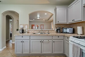 Mikrowelle, Ofen, Herdplatte, Wasserkocher mit Kaffee-/Teezubehör