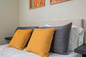 2 quartos, escrivaninha, ferros/tábuas de passar roupa, berço de viagem