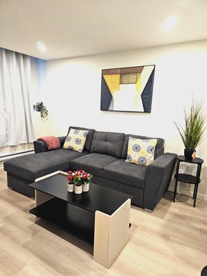 Smart TV - Cozy townhome with WiFi in Calgary, near airport, stampede, and access to Banff (Calgary)