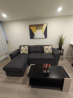 Smart TV - Cozy townhome with WiFi in Calgary, near airport, stampede, and access to Banff (Calgary)