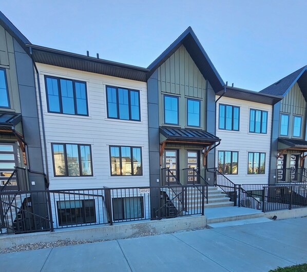 Exterior - Cozy townhome with WiFi in Calgary, near airport, stampede, and access to Banff (Calgary)
