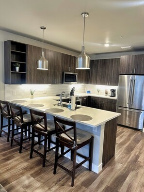 Jääkaappi, mikroaaltouuni, uuni, liesi