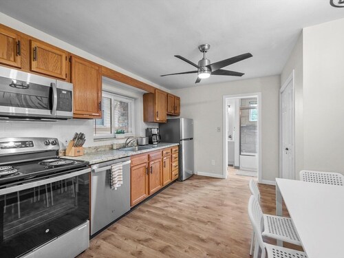 Bloomfield, Pittsburgh Large and Accessible 3Bedorom Apartment with Free Parking