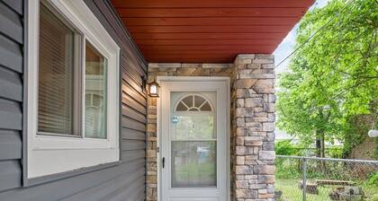 Bloomfield, Pittsburgh Large and Accessible 3Bedorom Apartment with Free Parking