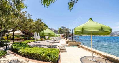 Exclusive Villa Azure with sea views & direct access to the water