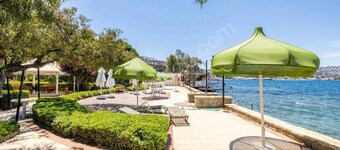 Exclusive Villa Azure with sea views & direct access to the water