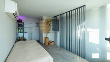 Tabla de planchar con plancha, wifi y ropa de cama