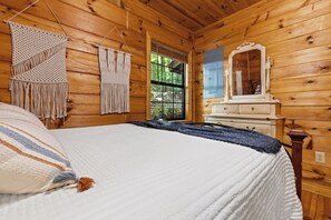 5 bedrooms, iron/ironing board, WiFi, bed sheets