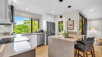 Coffee/tea maker, fridge, microwave, oven