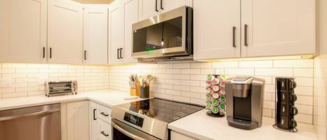 Jääkaappi, mikroaaltouuni, uuni, liesi