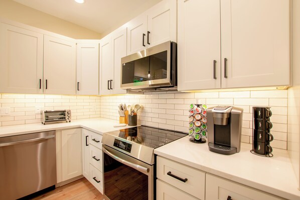 Frigorífic, microones, forn i placa de cuina 