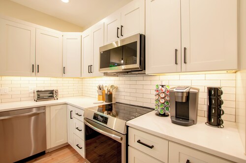 Cozy Retreat ~ Fall Views ~ Firepit ~ Lake Access