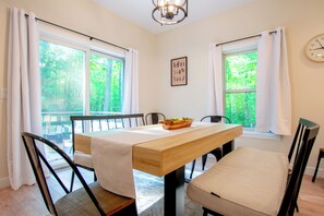 Dining - Close to Traverse & Crystal MTN, Winter Retreat! (Lake Ann)