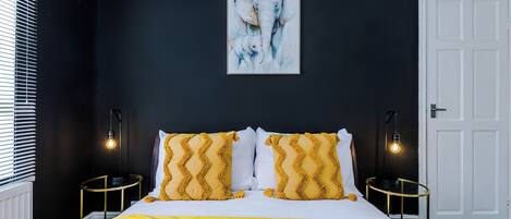 1 dormitori, planxa i posts de planxar, wifi i roba de llit