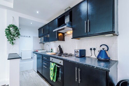 Luxury 1-Bedroom house, Free parking, Sleeps 4