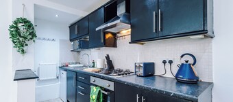 Luxury 1-Bedroom house, Free parking, Sleeps 4