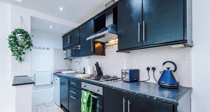 Luxury 1-Bedroom house, Free parking, Sleeps 4