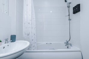 Haartrockner, Handtücher, Seife, Toilettenpapier