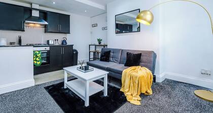 Luxury 1-Bedroom house, Free parking, Sleeps 4