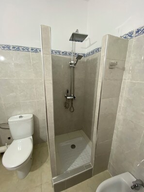 Kahden hengen classic-huone (yksi tai kaksi sänkyä) | Kylpyhuone | Hiustenkuivaaja, pyyhkeet, saippua, sampoo