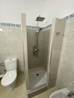 Classic szoba kétszemélyes vagy két külön ággyal | Fürdőszoba | Hajszárító, törölközők, szappan és sampon