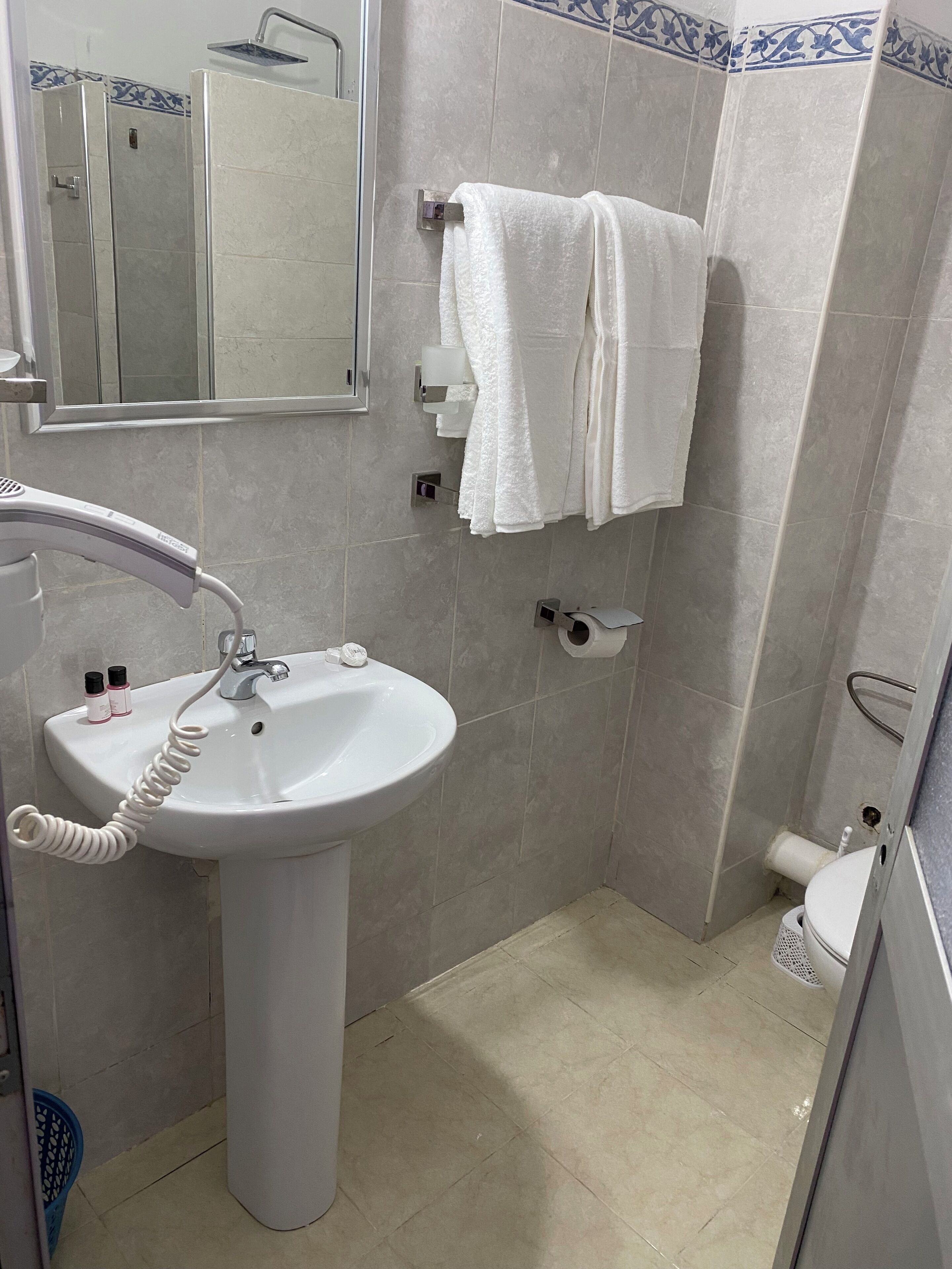 Kamar Double atau Twin Klasik | Kamar mandi | Pengering rambut, handuk, sabun, dan sampo