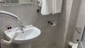 Chambre Classique Double ou avec lits jumeaux | Salle de bain | SĂšche-cheveux, serviettes fournies, savon, shampoing