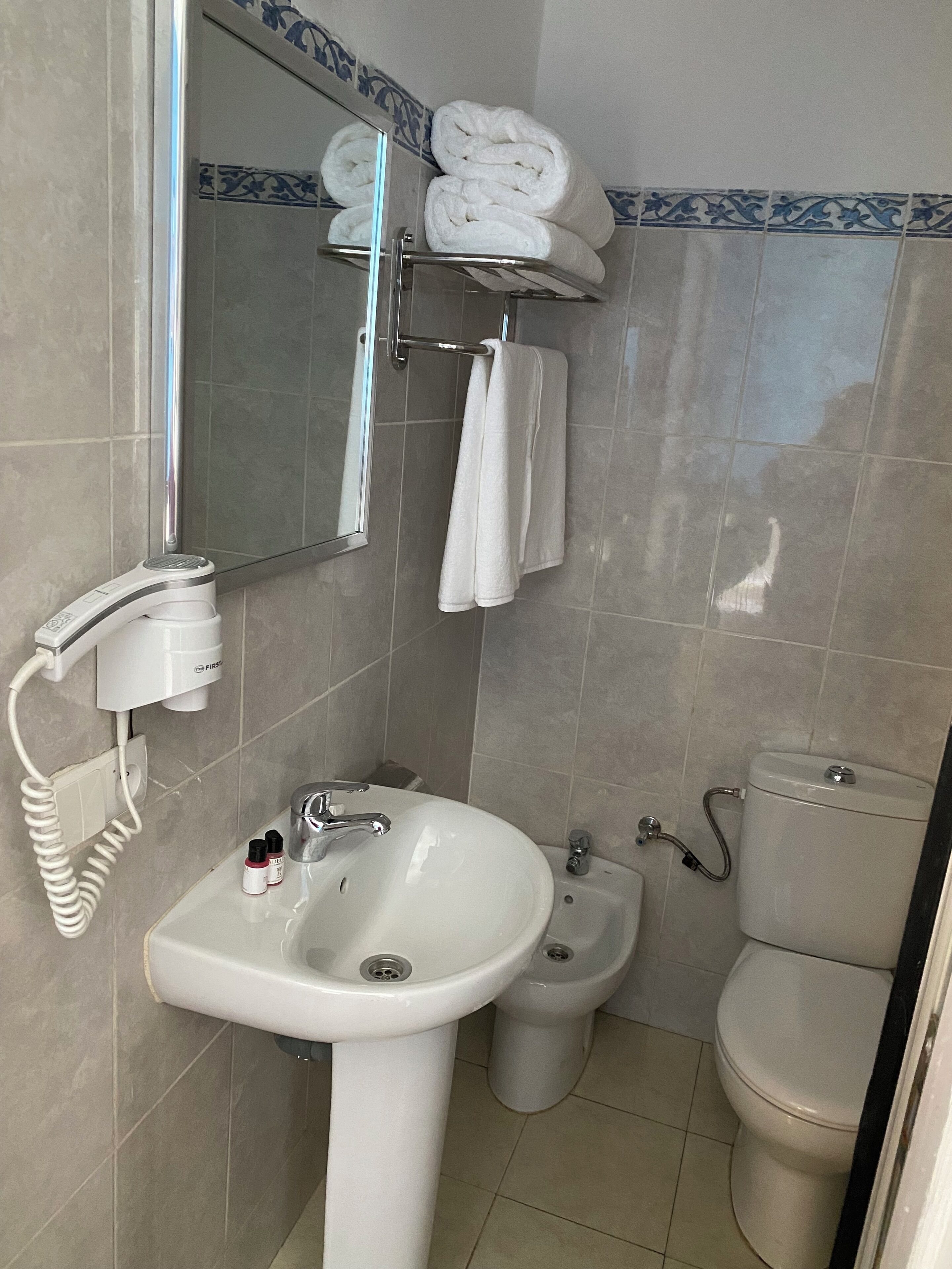 Kamar Double atau Twin Klasik | Kamar mandi | Pengering rambut, handuk, sabun, dan sampo