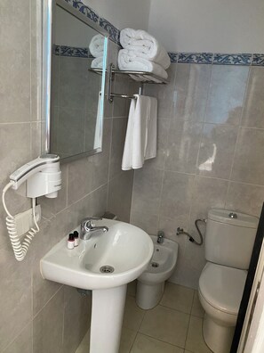 클래식 더블룸 또는 트윈룸 | 욕실 | 헤어드라이어, 타월, 비누, 샴푸