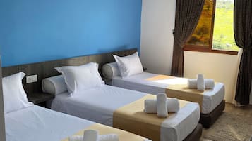 Een haardroger, handdoeken, zeep, shampoo