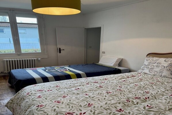 2 habitaciones, tabla de planchar con plancha, wifi y ropa de cama 