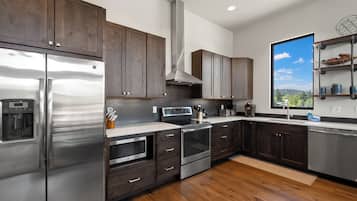 Refrigerador, microondas, horno y parrilla de estufa