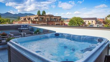 Tina de hidromasaje al aire libre