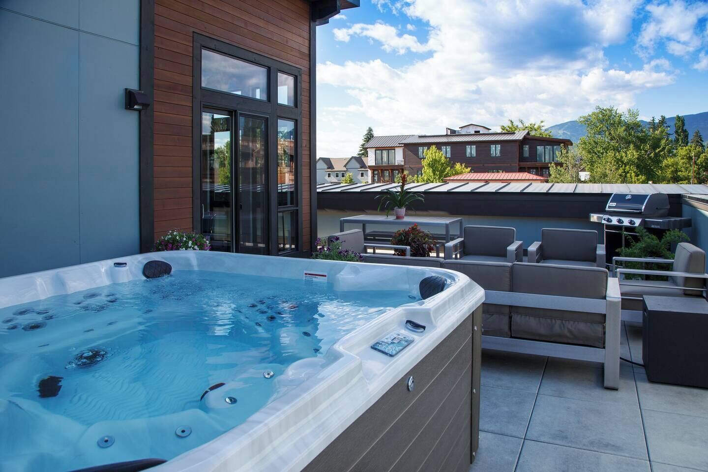 Outdoor spa tub