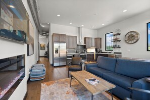 TV, fireplace - 4 bdrm, 2 Unit Dwntwn Penthouse! (Whitefish)