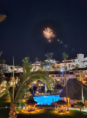 Konaklama yerinin ön cephesi - akşam/gece