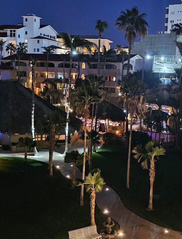 Konaklama yerinin ön cephesi - akşam/gece