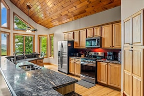 Kjøleskap, mikrobølgeovn, ovn og kokeplater