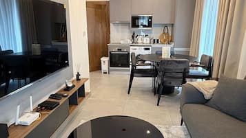 Duschwanne, kostenlose Toilettenartikel, Haartrockner, Handtücher