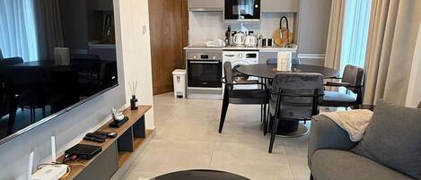 Tina con regadera, amenidades de baño gratuitas, secadora de cabello