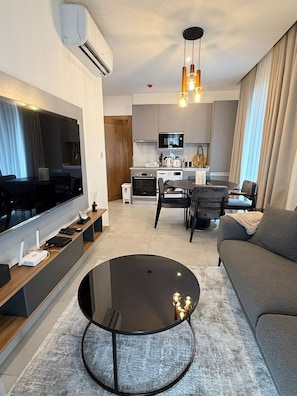 Duschwanne, kostenlose Toilettenartikel, Haartrockner, Handtücher