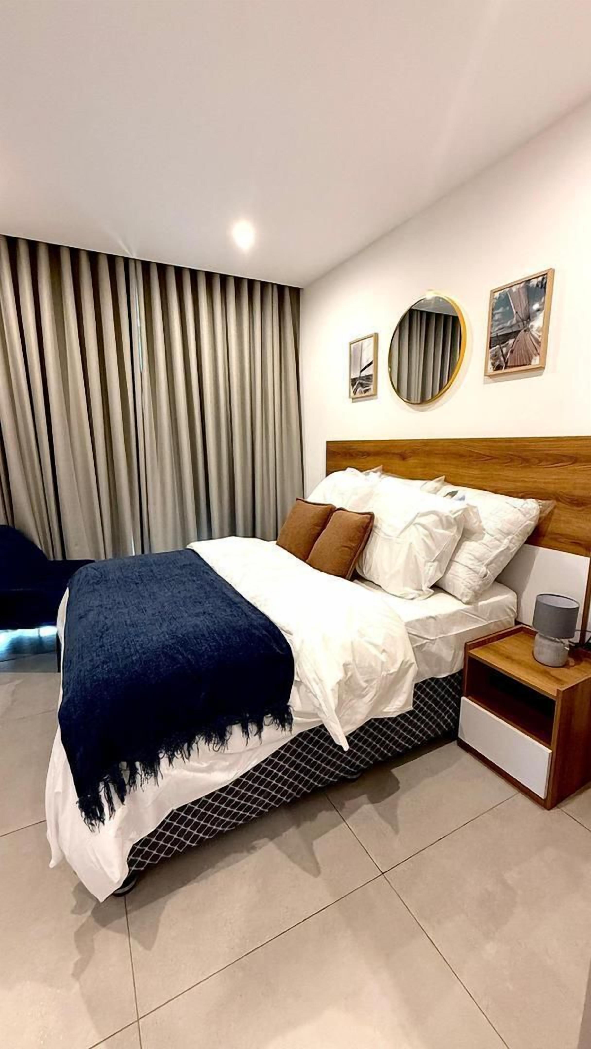 Combined shower/tub, free toiletries, hair dryer, towels