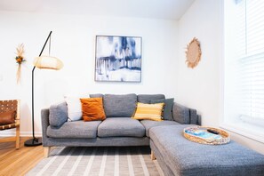 Smart TV - Low Tide: Surf APT, Clean & Cozy, Walk to Beach, Lake & Park (Carolina Beach)