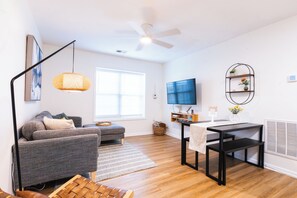 Smart TV - Low Tide: Surf APT, Clean & Cozy, Walk to Beach, Lake & Park (Carolina Beach)