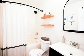 吹风机、毛巾、肥皂、洗发水