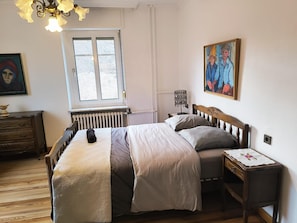Free WiFi, bed sheets